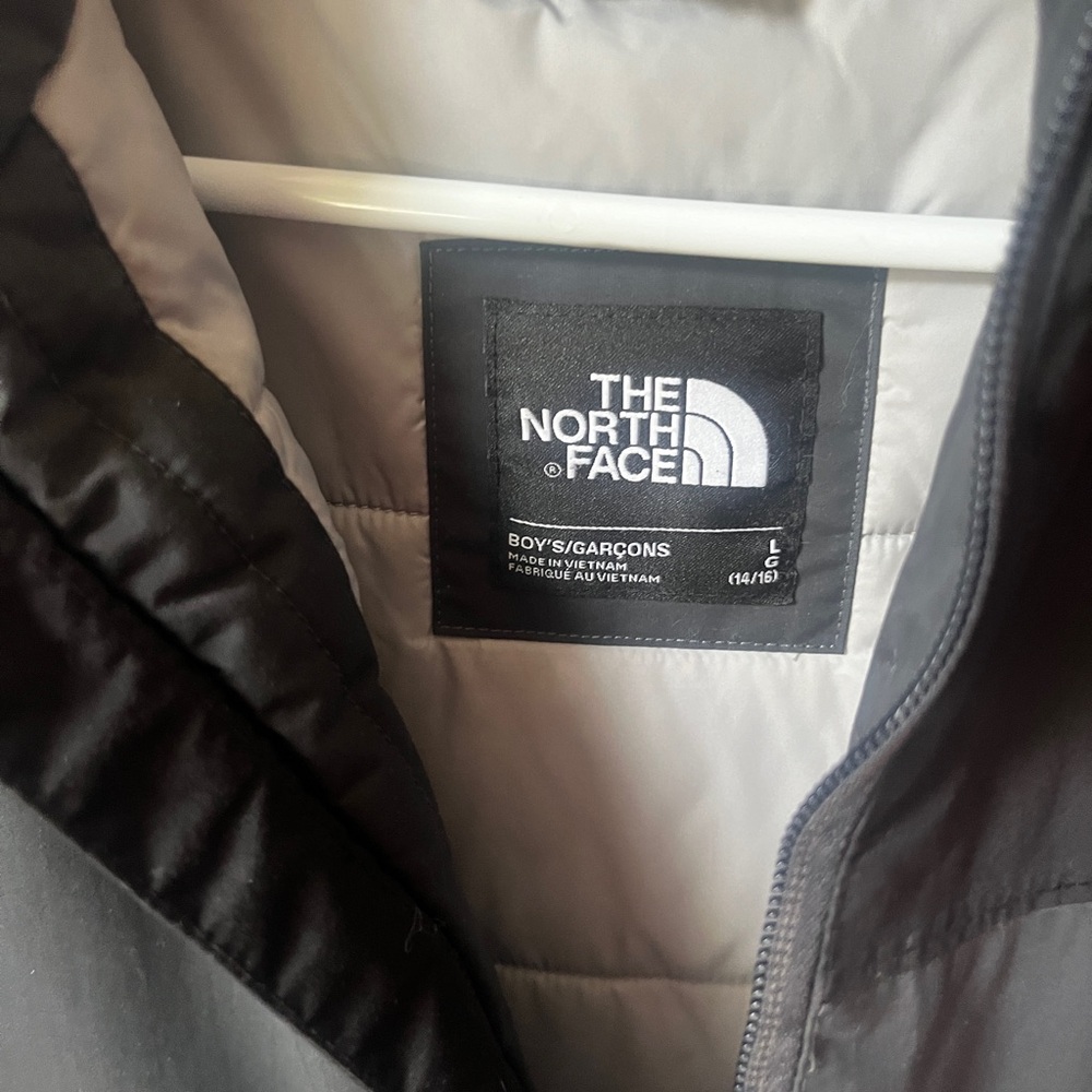 Like new north face ski jacket. Worn a few times.